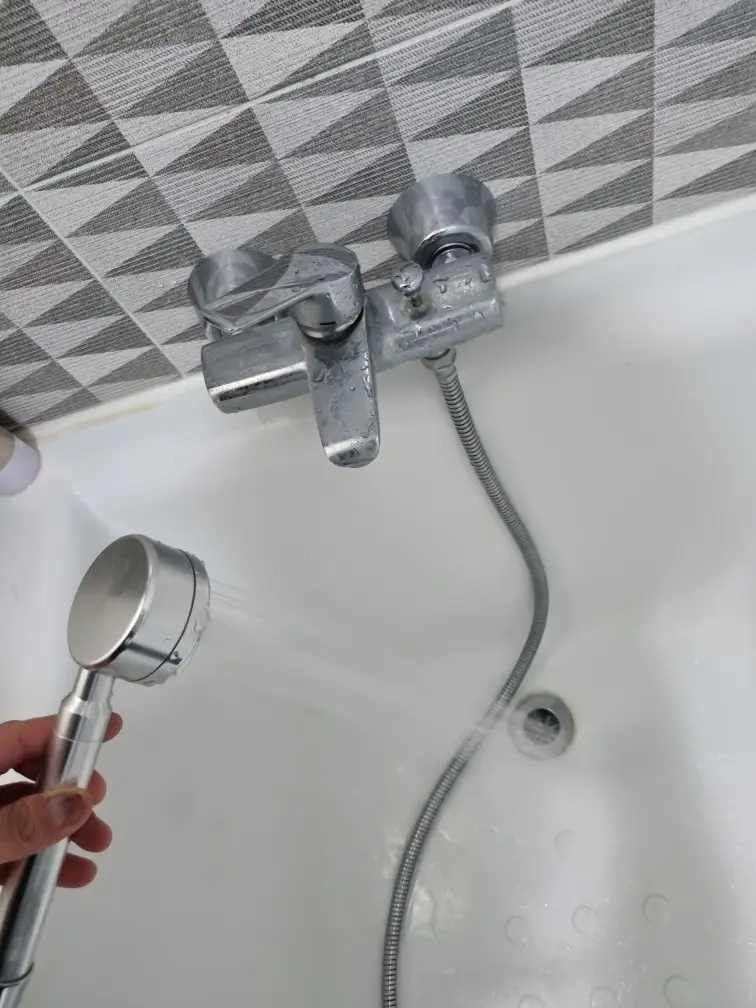 욕실 샤워기 수전 교체, 샤워 전용 수도 새 걸로 바꿔 드립니다.